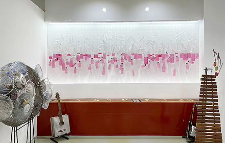 빈병 속 내용물 비우기 전시 이미지